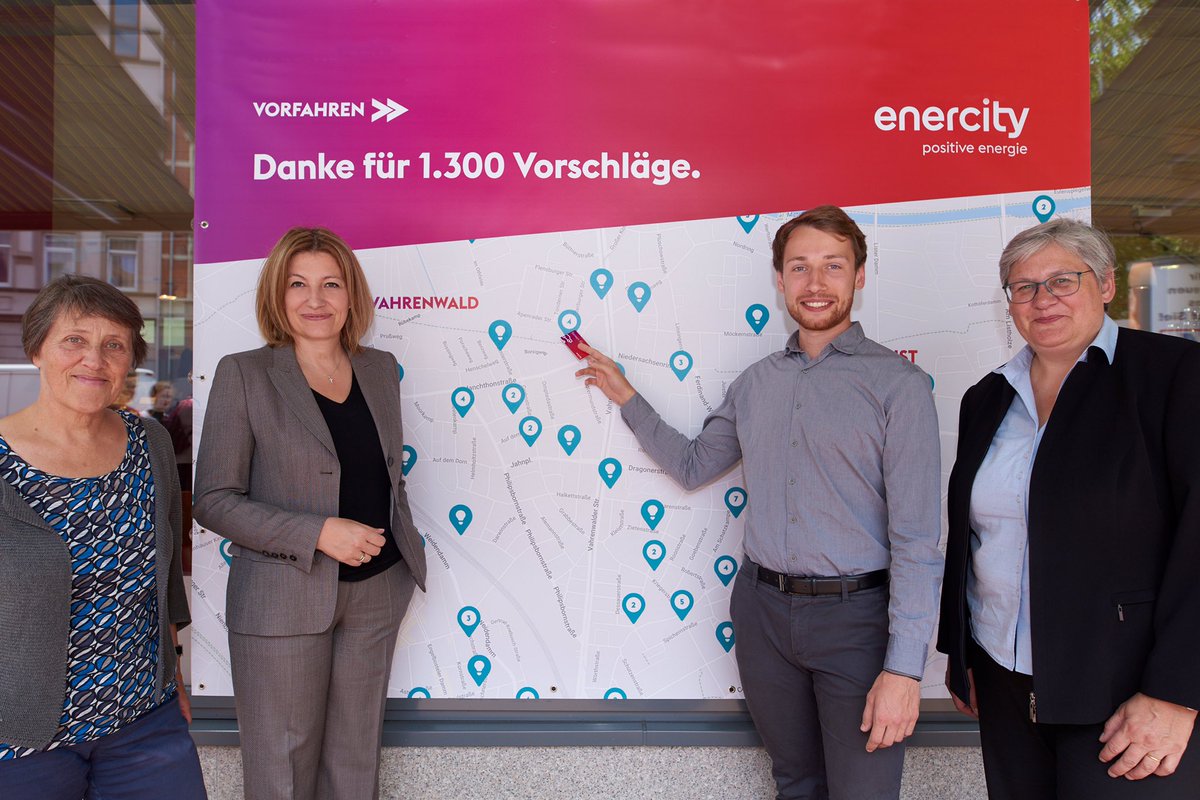enercity_presse's tweet photo. #Elektromobilität: Weniger #CO2 mehr #Klimaschutz höhere Lebensqualität. enercity treibt #Energiewende voran. Gemeinsam mit den Menschen. 2200 Anwohner reichten 1300 Wunschstandorte für E-Ladesäulen in @Hannover ein. Einmalige Aktion in Deutschland.🥇 https://t.co/1dpICv7D4m https://t.co/B19xJDW9W7