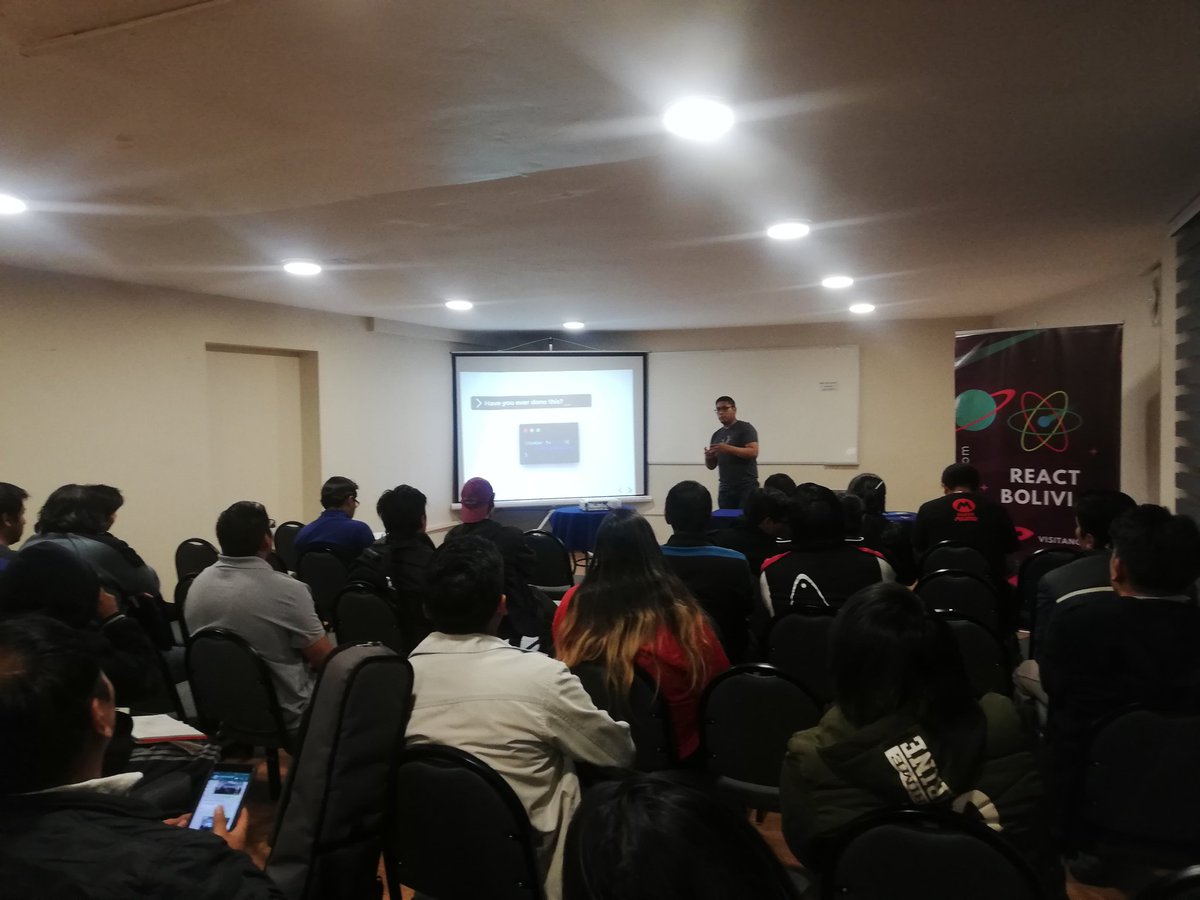 Ju_Samka's tweet image. Inicia @luiguelmantilla en el evento de @ReactBolivia, con su charla &quot;Build the Future con #javascript&quot;.

#ReactNFriends