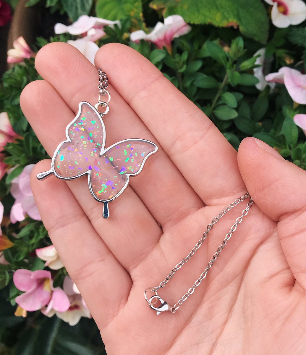 LiveeintheLight's tweet photo. friday update 🦋

just added cabochons, trinket dishes, pendants, pop sockets, rings, keychains, car hangers and more to my site! over 50+ new items 💛

https://t.co/6K5bhXHBX7 🌿 https://t.co/GdltCbnuFg