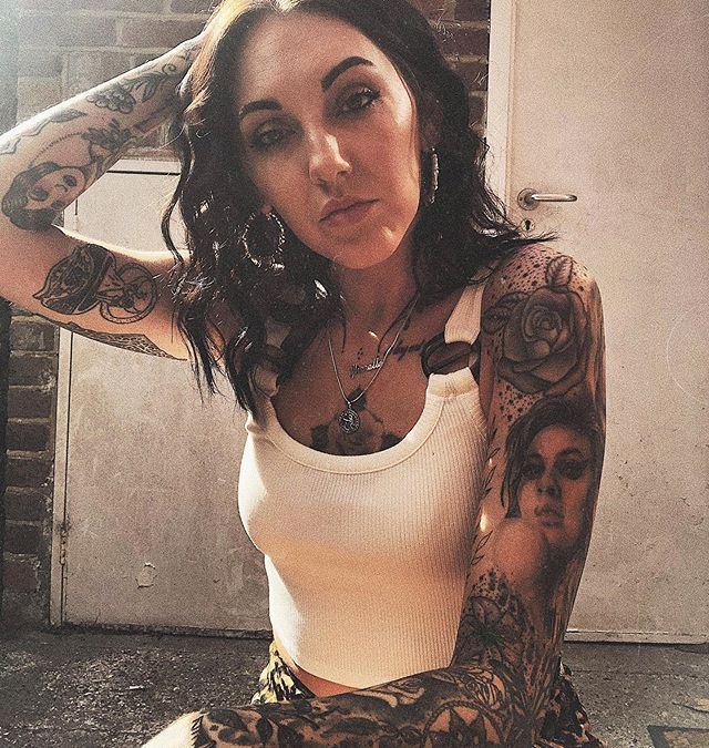 jherellejay's tweet photo. Anyone take selfies in their porch cause it’s the only place the sun is? Yeah me too ⚡️ #tattoo https://t.co/SIVKq6nEQy https://t.co/1LpcKua3Pd