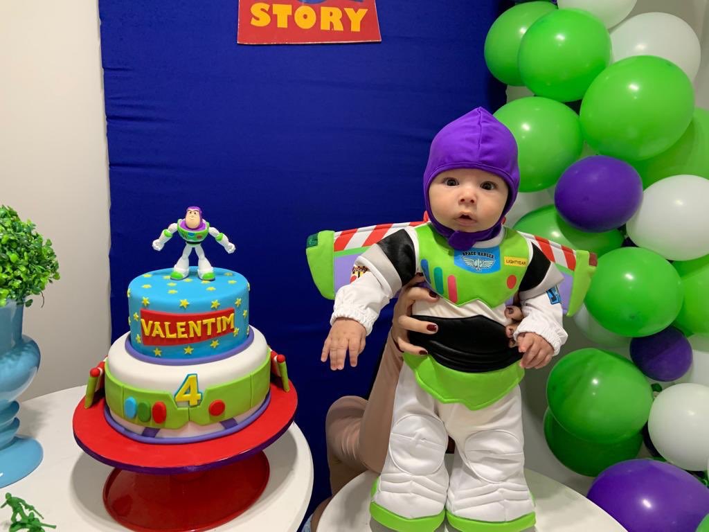 beadiass_'s tweet photo. GENTE meu primo de Buzz socorro!!!!!!!!!!! https://t.co/r4ZkwzJsvT