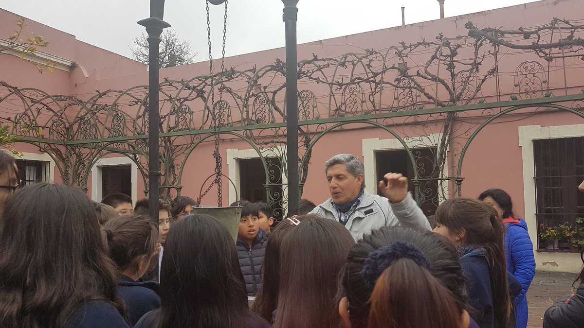 TonicaConLimon's tweet image. Lamento no haber preguntado su nombre pero este señor es el amo de las visitas guiadas. 
Supo trasladarnos al pasado con la naturalidad de un experto y mantuvo a 35 chicos atentos durante 1 hora, esperando el relato del asesinato de Urquiza 👏 
#ExcursionEscolar