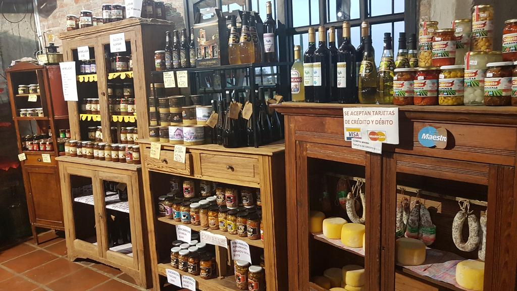 TonicaConLimon's tweet image. Parada técnica antes de salir al camino: bebida fresca, baño para todos y provisiones de esas que sólo se consiguen en las postas ruteras 🐽😁 
#ExcursionEscolar