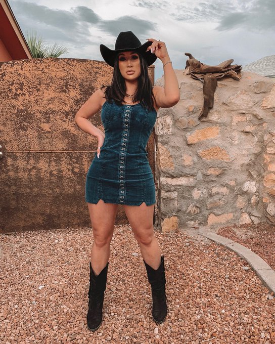 Hawaiian cowgirl meets Texas🤠👅 https://t.co/z2ZWQFx4hO