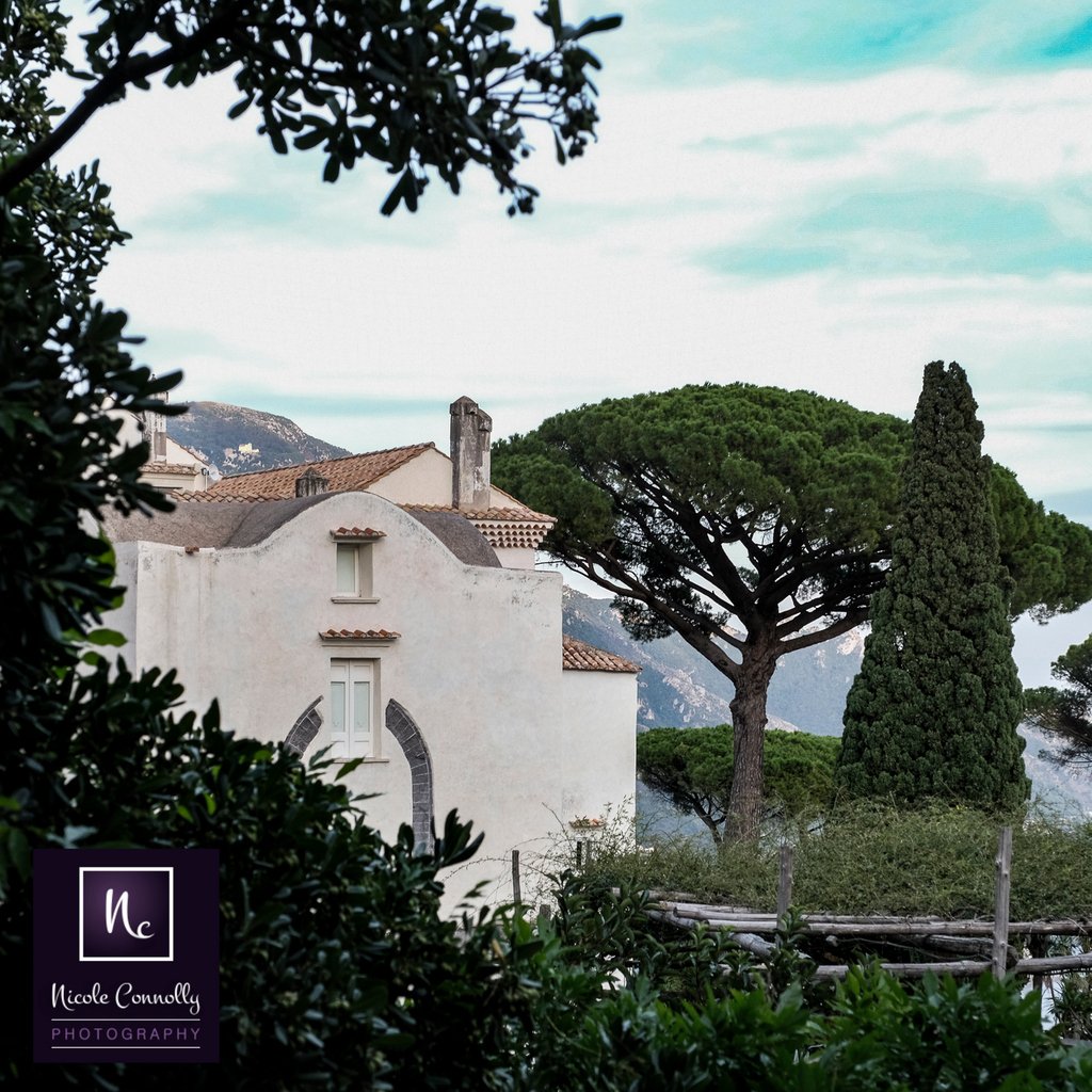 TODAY'S PIC: So many beautiful views along the Amalfi Coast. Happy Place! 

Have an awesome weekend everybody.

#italy #amalficoast #travel #italia