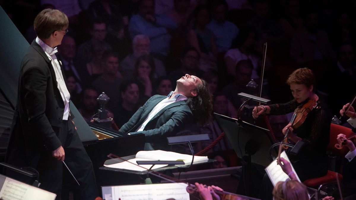 Igersgamer's tweet photo. A week ago I went to the #Finalsymphony II orchestra concert With
@kigerneko @blackdrewdrops . It sounded so beautiful and it was such an amazing experience to hear it live.🤩 they played Final fantasy V, VIII, IX and XIII! #finalfantasy #squareenix #gameconcert #playstation https://t.co/mP7Q2f66Ip