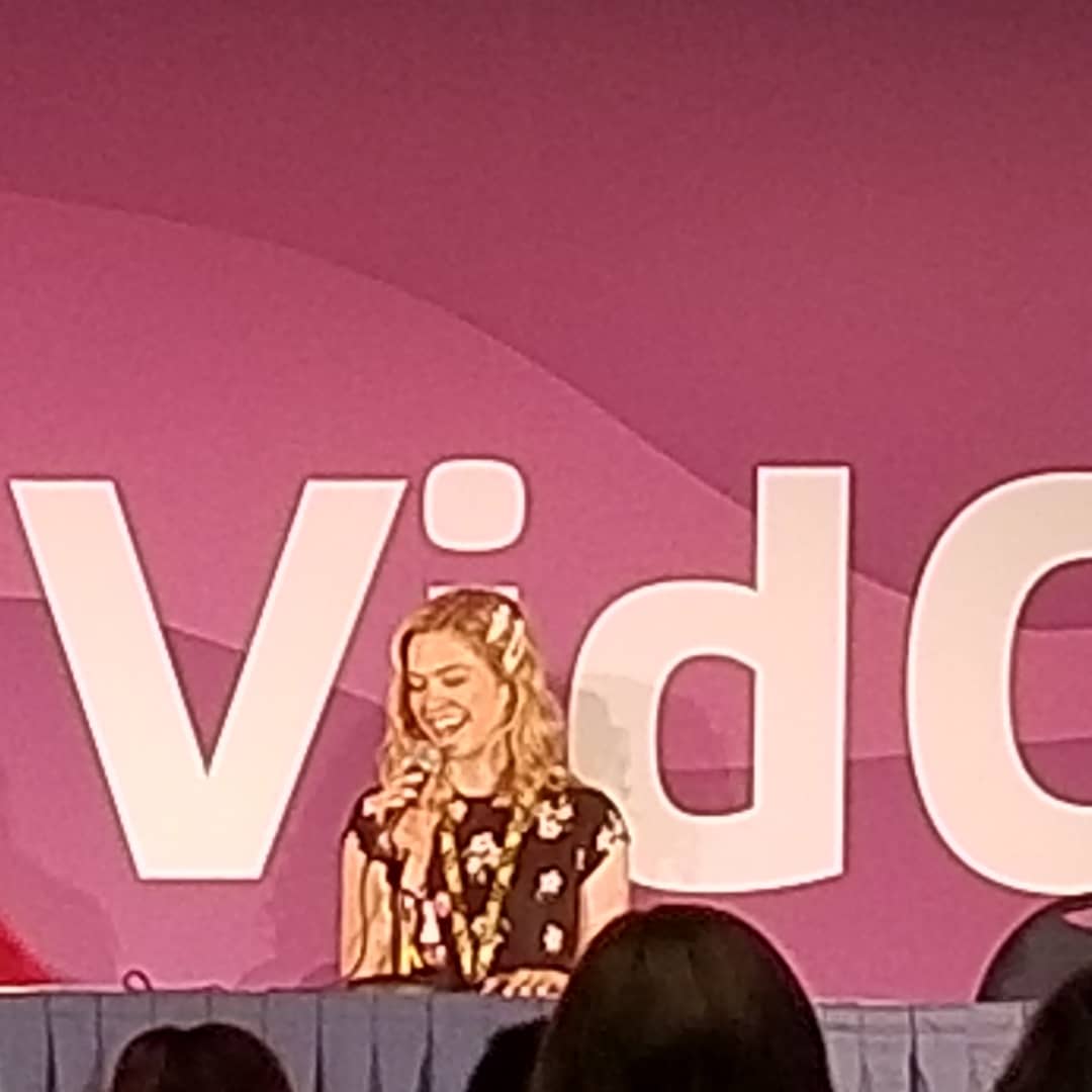 SarahArline13's tweet photo. So happy to see @kelseydangerous at @VidCon
I am so fangirling she answered two of my questions ๐๐๐
#buzzfeedmultiplayer
#100babychallenge https://t.co/yx1JXzRvK2