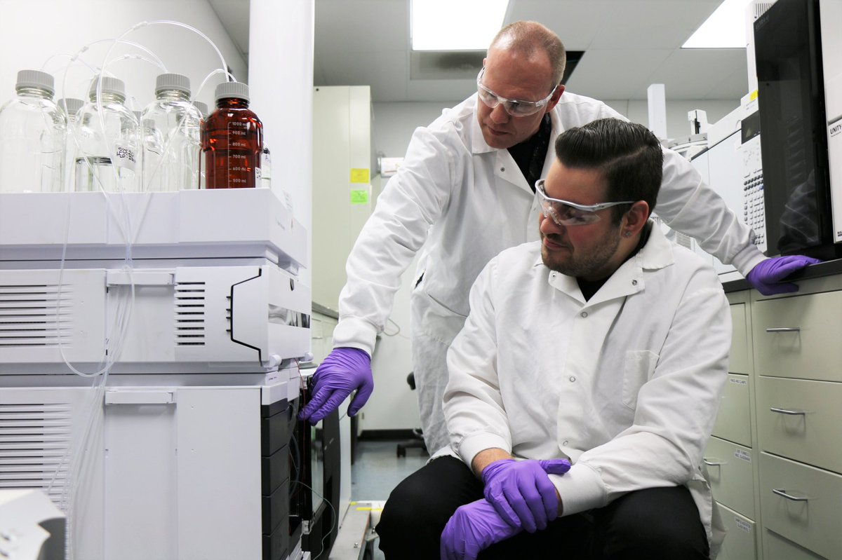 MontclareLabs's tweet photo. While we’ve been highlighting members of the @MontclareLabs working in lab at @nyutandon, Joe Thomas has been working with @USNavy mentor, LCDR Matthew Shipma as part of his #internship!  @bio_punk91 &amp; Dr. Shipman are working with an HPLC! #sciEngage #scicomm @_SciComm #phdlife https://t.co/2oxLJwboPA