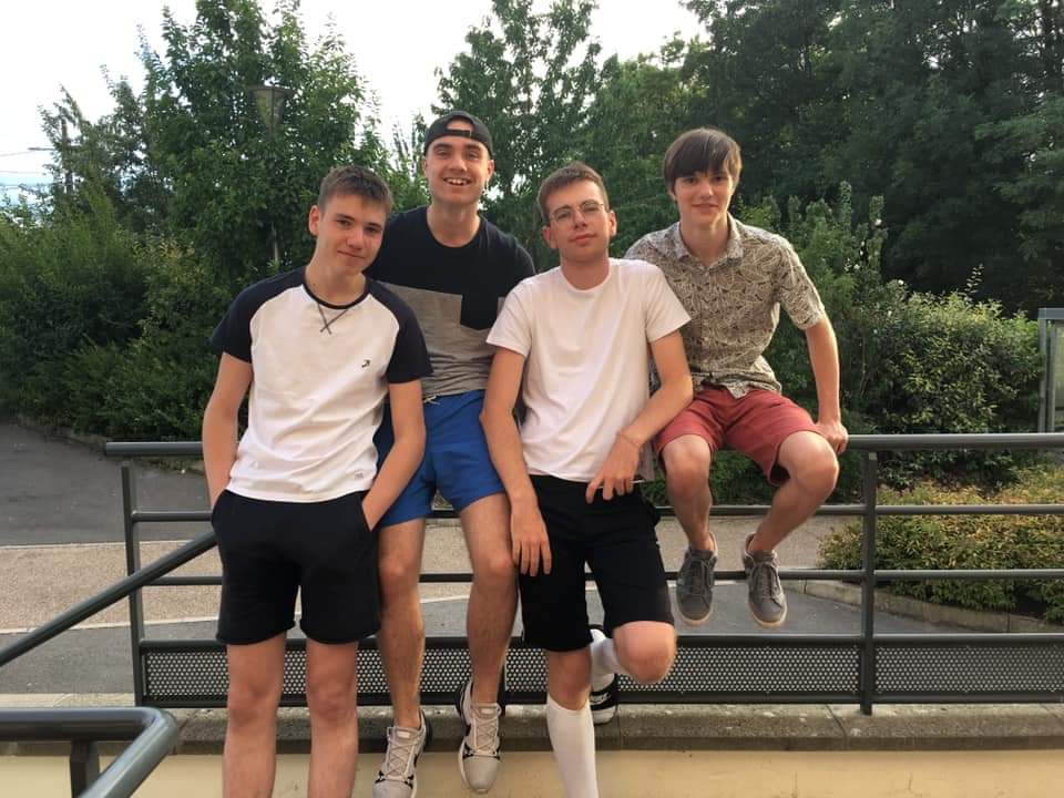 Certains ont la chance d'être en vacances ... et au floorball !! Le club est fier d'être représenté par 4 joueurs (Théo, Valentin, Hugo et Alexis) et un membre du staff (Arthur) pour le rassemblement équipe de France -19 ans ! Enjoy boys !

#toutdonnerrienlâcher
#ensembleplusfort