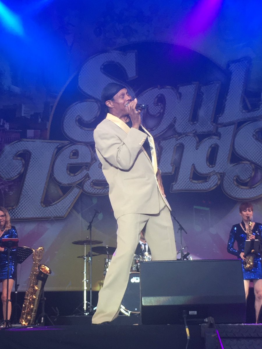 castleconcerts's tweet photo. Well this certainly is a night to remember. Soul Party have the crowd on their feet &amp; clapping away!! 👌🎤🙌 #CastleConcerts https://t.co/pRGIKDZGTE