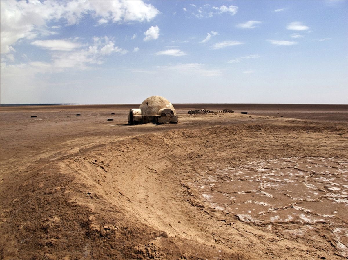 WeirdlandTales's tweet photo. The abandoned STAR WARS set in Tunesia. It’s like Tatooine after the Apocalypse. Photos by Rä di Martino. https://t.co/rVt7gp9Xr7
