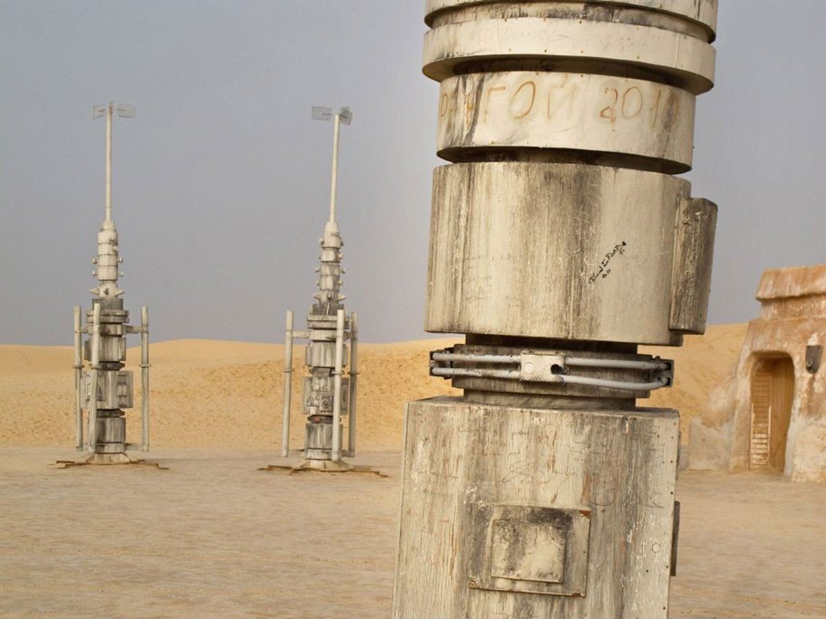 WeirdlandTales's tweet photo. The abandoned STAR WARS set in Tunesia. It’s like Tatooine after the Apocalypse. Photos by Rä di Martino. https://t.co/rVt7gp9Xr7