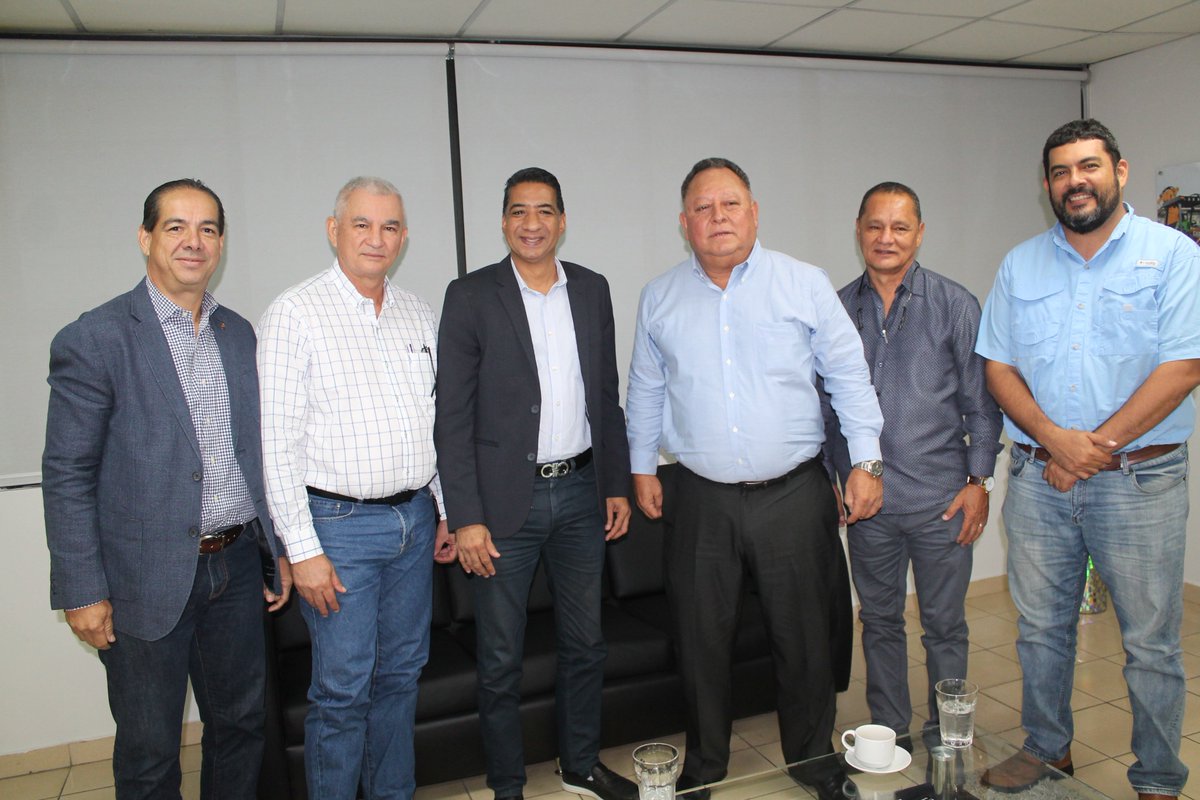 AAUD_Panama's tweet photo. Con el fin de buscar mecanismos de solución al vertedero municipal de Macaracas, hoy el AG @PeCastillopl  con el alcalde de esta comuna, Eliécer Cortéz #VienenMejoresDías #BuenGobierno #UnidosLoHaremos #SomosAAUD https://t.co/4CMPoCsxf9