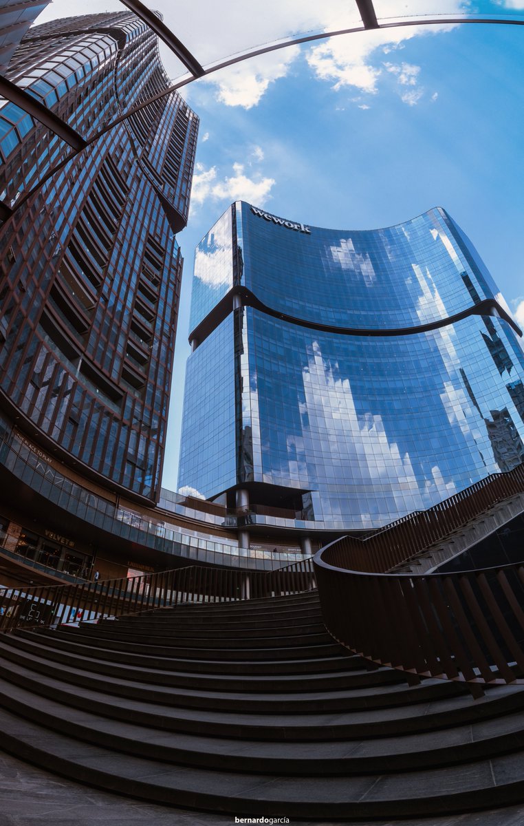 Esta foto la tomé en The Landmark Guadalajara. En realidad, son 5 fotos hechas panorama. Las tomé con mi <a href="/LumixUSA/">LUMIX Cameras USA</a> #GH5s. Al fondo, el edificio de @WeWorkMEX #Arquitectura