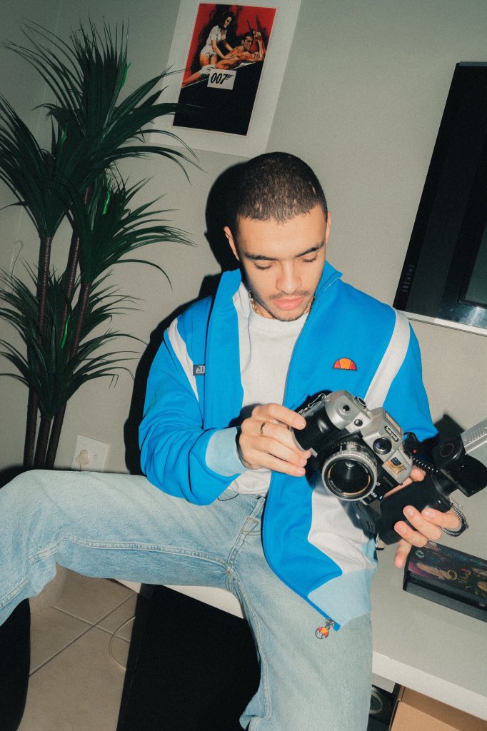 Am I the only one who thinks <a href="/FreddyMiyares/">Freddy Miyares #whentheyseeus</a> &amp; <a href="/Shane_Eagle/">Eagle</a> kinda resemble🤷🏽‍♂️