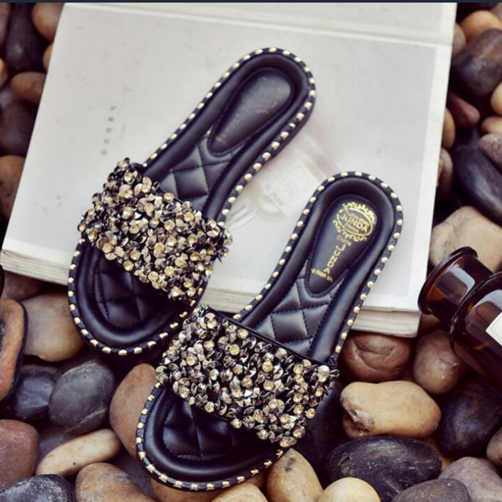 MoNaes_Shop's tweet photo. I feel like these can be worn year round in the South. 😆😍🛍️ 

Shop now: https://t.co/vYcwkKpUNU https://t.co/YECX5Or3SL