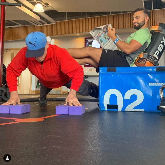 MikeBarnato's tweet photo. #FridayFeeling
When you are used as a footstool..
On the other hand:
*He did train me to do fingertip press ups.
*Personal trainers need to keep reading
*The Times is a good read
#ThriveNotDive #MMAMike #calithenics #bodyweight #pressups #MindsetAndBehaviour @thetimes https://t.co/dNoJmYfcP2