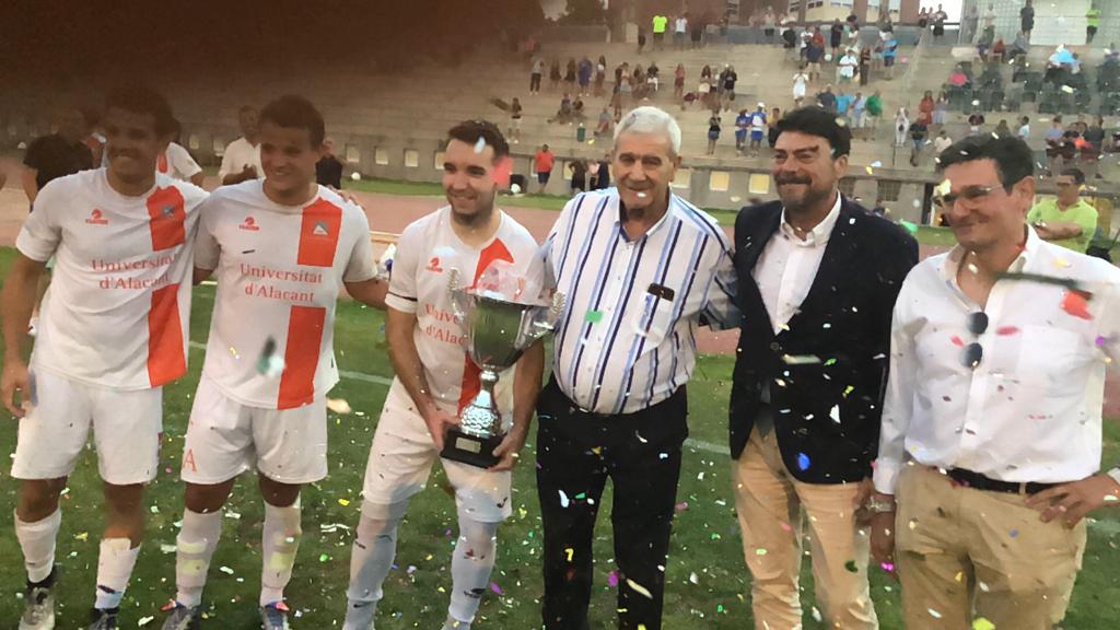 CopaSanPedroALC's tweet photo. Los ganadores de la 74ª Copa San Pedro, la Universidad de Alicante,  recibiendo su merecido trofeo. https://t.co/FnlrrNnm3r