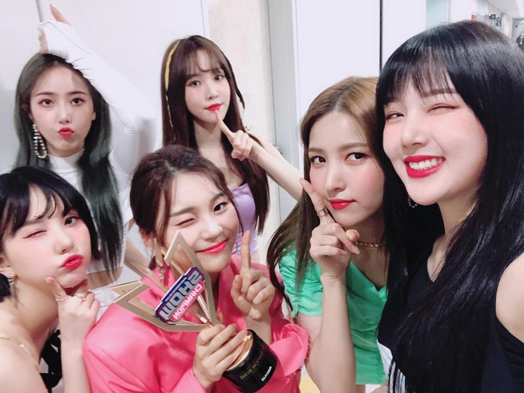 pacar_hangyul's tweet photo. Ayo bawa pulang tropi lagi, semangat yeojachingu 😗😗
#Fever4thWin #GFRIEND57thWin https://t.co/Vd6VHG04iB