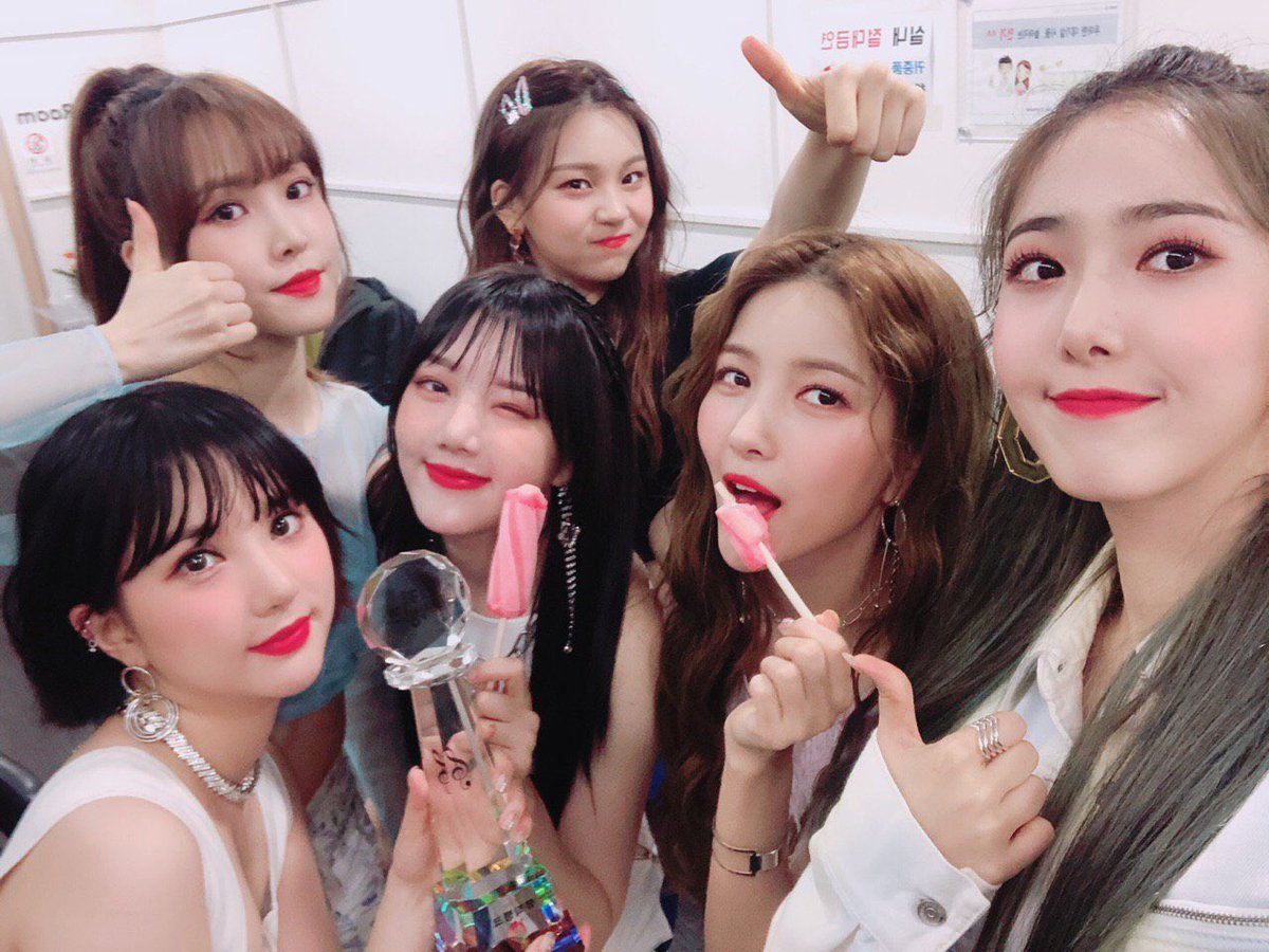pacar_hangyul's tweet photo. Ayo bawa pulang tropi lagi, semangat yeojachingu 😗😗
#Fever4thWin #GFRIEND57thWin https://t.co/Vd6VHG04iB