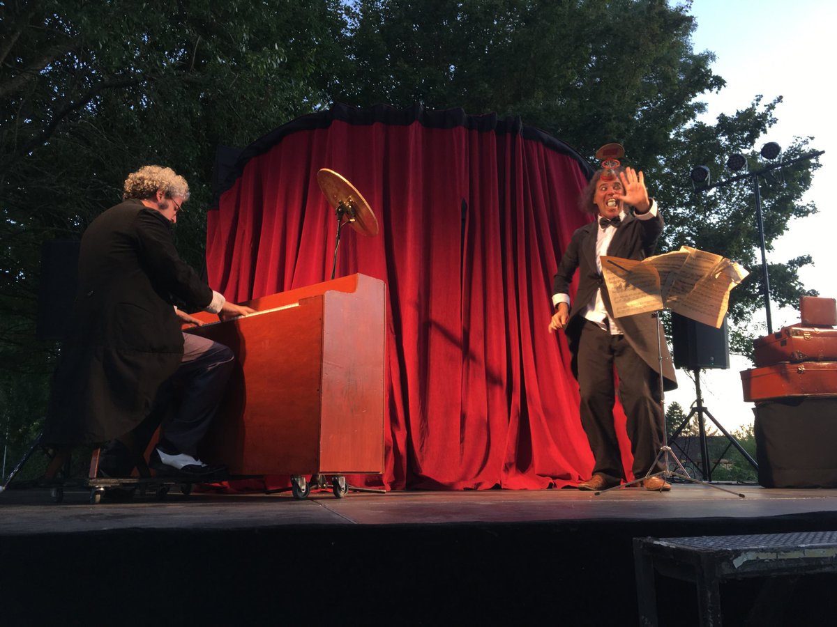 Mat_Rouault's tweet photo. Concert classique façon clownesque ce soir à #Chermignac pour la 3e soirée des #EchappéesRurales organisées par la #cdasaintes. https://t.co/0yEzbHRbnE