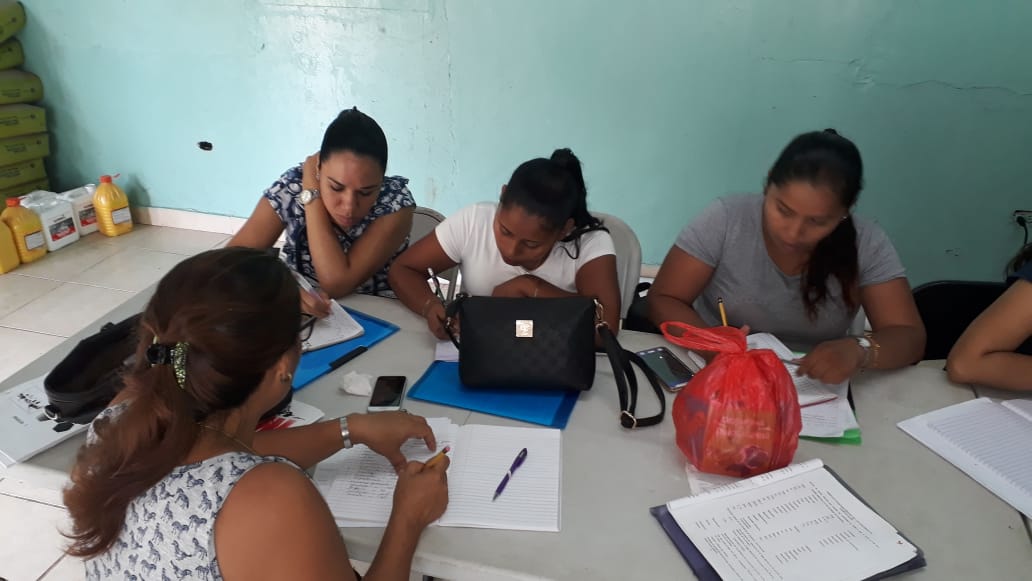 InadehOficial's tweet photo. Bajo la modalidad de acciones móviles, la instructora Yadira Alderete imparte el curso de Oficinista en la comunidad de Río Rita, en La Providencia de Colón. Las jóvenes se preparan para el mercado laboral. #UnModernoINADEH @CortezDelfia @rpc_radio @EstrellaOnline @prensacom https://t.co/VoRquKaG52