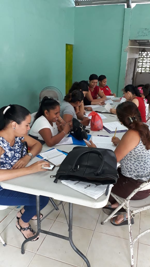 InadehOficial's tweet photo. Bajo la modalidad de acciones móviles, la instructora Yadira Alderete imparte el curso de Oficinista en la comunidad de Río Rita, en La Providencia de Colón. Las jóvenes se preparan para el mercado laboral. #UnModernoINADEH @CortezDelfia @rpc_radio @EstrellaOnline @prensacom https://t.co/VoRquKaG52
