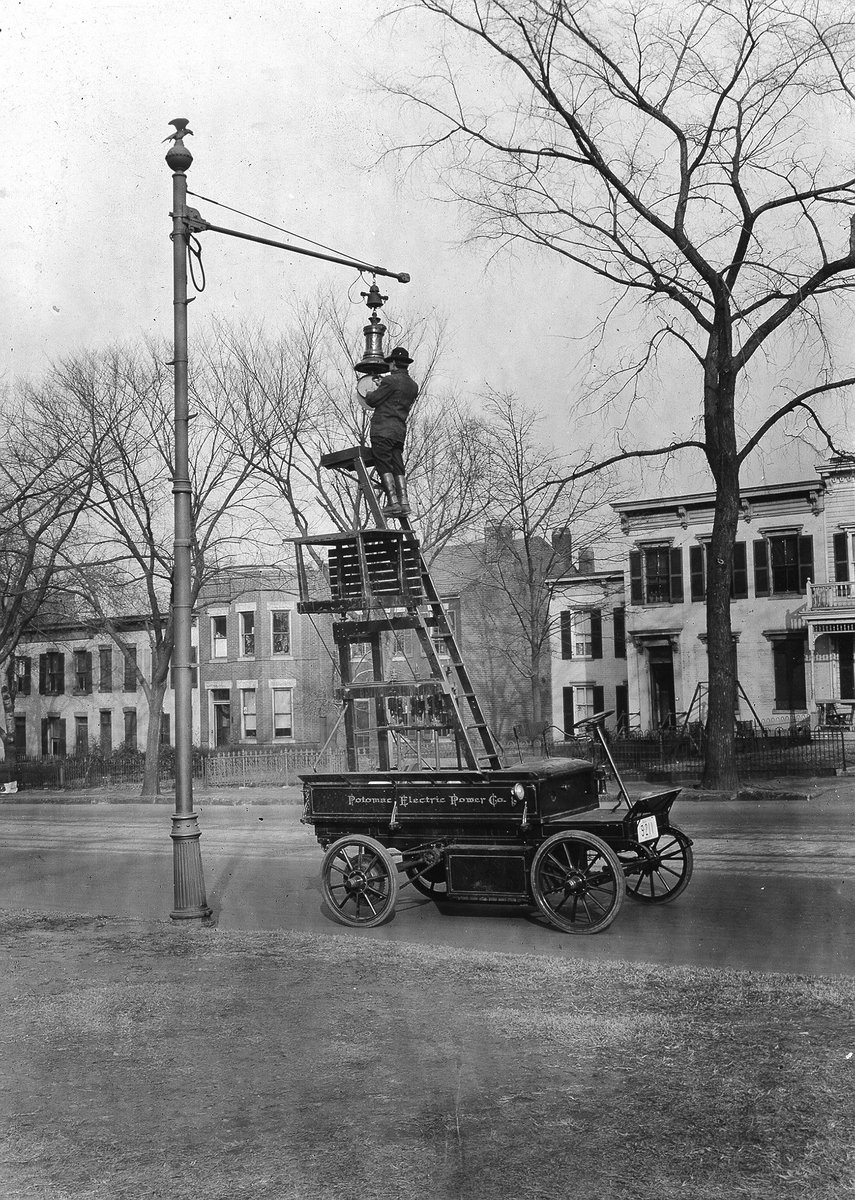 DaveVelazquez's tweet photo. Pepco Holdings is committed to reducing our environmental footprint and cost savings. We are always looking for ways to seamlessly incorporate #ElectricVehicles into our operations that help reduce emissions and benefit the environment. We have come a long way! #FlashBackFriday https://t.co/6hg4bRLNrH