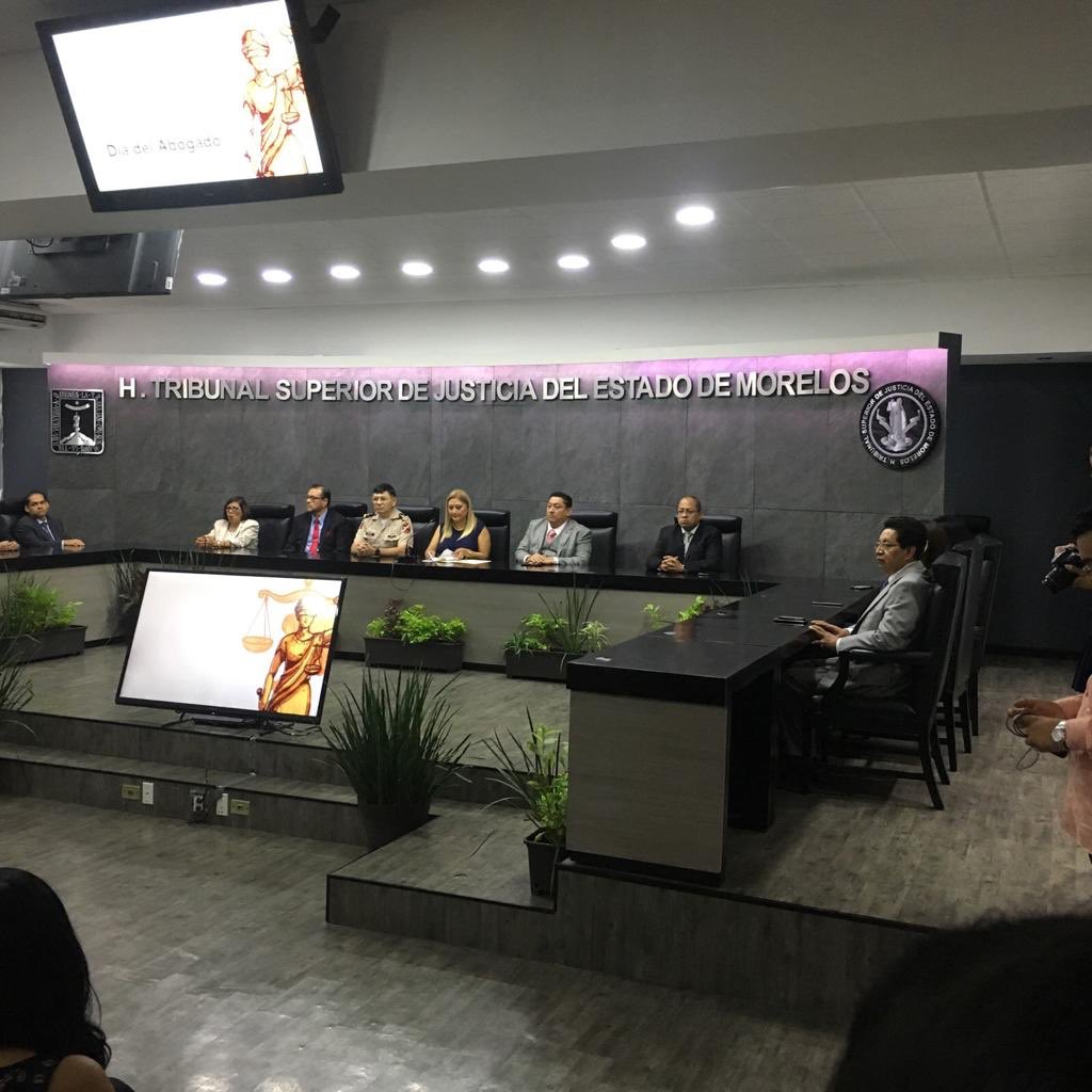 Agradezco a Lic. María del Carmen Verónica Cuevas López, Presidenta del <a href="/TSJMorelosOf/">TSJ Morelos OFICIAL</a> invitación a ceremonia del #DíaDelAbogado en presencia de magistrados y Cmdte #24aZonaMilitar Armando Gómez Mendoza, reconocimiento a prof. del derecho en impartición de justicia en #Morelos