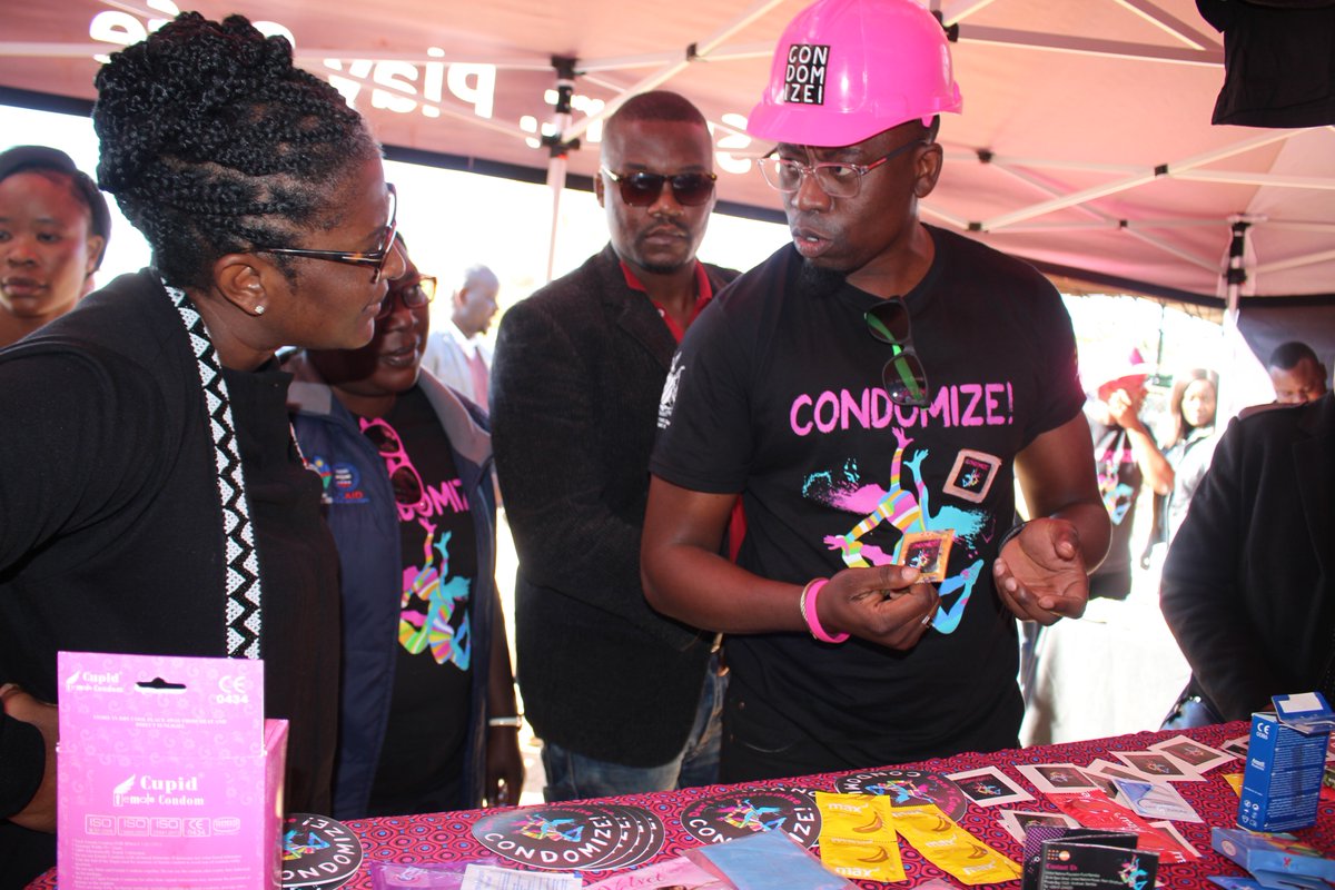 UNFPA_Namibia's tweet photo. @FLON_Namibia visited our #CONDOMIZE Campaign stall this morning before participating in the #BeFreeRefugees Youth Dialogue at #Osire Camp.
@Atayeshe
@JulittaOnabanjo
@UNFPA_ESARO https://t.co/Jr7Swly3E4