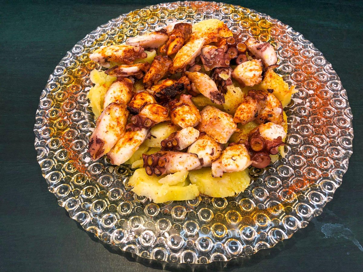 pulpopasion's tweet photo. Viernes noche!! Se avecina planazo!
📍#Potxola Taberna
🍽Potxopulpo
Quién se anima a un plan con pulpo, buena compañía y mejor vino?? El #AlbaMartin de @BodMartinCodax no os decimos más!! #PulpoPasion https://t.co/7uzooHAzG8