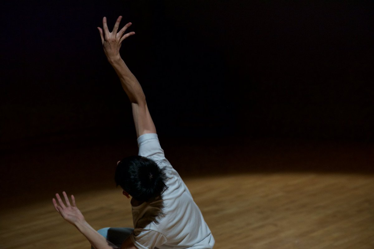 ghostandjohn's tweet photo. .
“I’m not sure about you, but I need...”
Solo Doublebill at @theplacelondon
@ghosososost photographed by @DFarlam
Jul-Aug @impulstanz_festival in Vienna
Late Oct: New Ensemble Work
#contemporarydance #phone #ghostandjohn #mobile #art #london #choreography #danceweb #dance https://t.co/zDtkyXGDHL