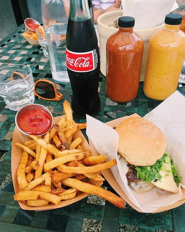 paulmhooper's tweet photo. Another stop for @lexingtonburgerweek, this time at @county_club with @hbhfbrandon and @jacobclaymiller. County Club consistently crushes Burger Week! Sooooo good! 😋🍔 #ShareTheLex #CountyClub #LexBurgerWeek https://t.co/g7EZEdPOCb https://t.co/mVEb51D7aR