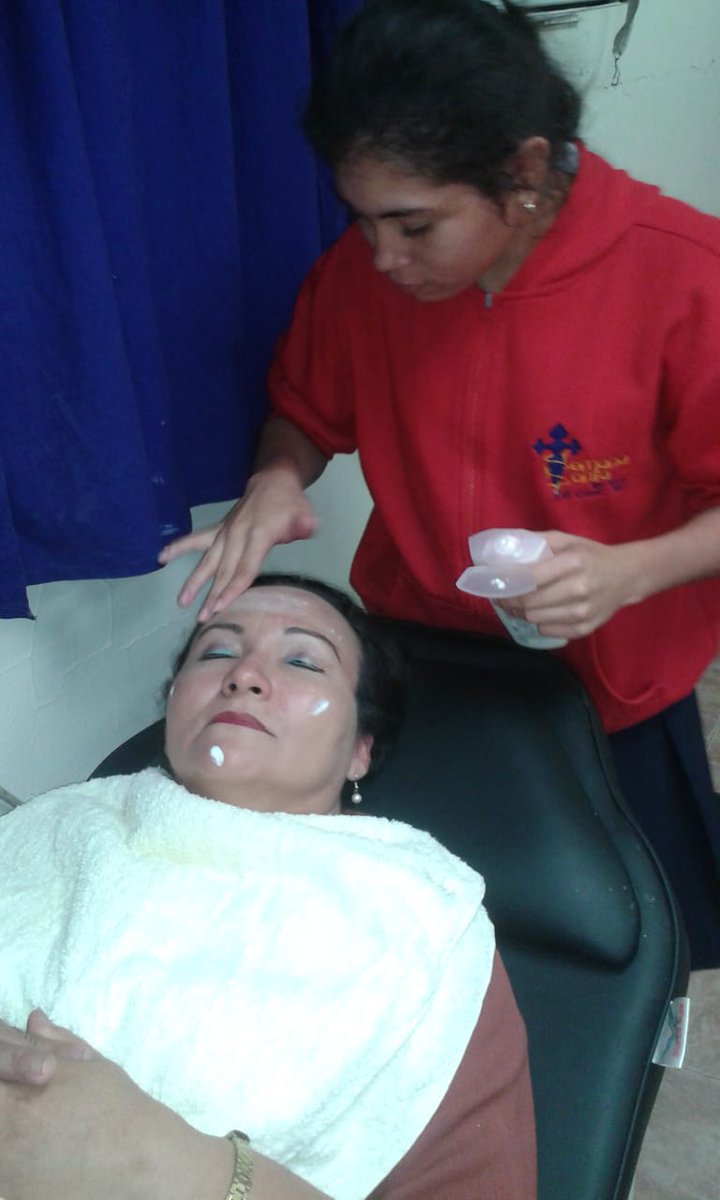 InadehOficial's tweet photo. Estudiantes del @IPHEinclusivo de Las Tablas en la provincia de Los Santos se capacitan en Maquillaje Facial con el instructor Armando Plata. #UnModernoINADEH @reformaseoye @rpc_radio
@CortezDelfia
@LudielaArauz @TReporta https://t.co/RAFNVJg0qD