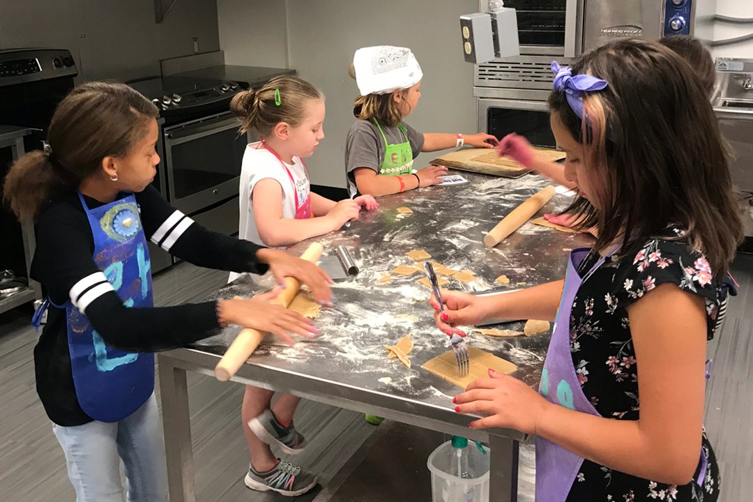 HealthHumanSci's tweet photo. Future chefs in training this week at @ColoradoStateU's Summer Cooking Camps ππ©βπ³π¨βπ³π@NutritionCSU
#ColoradoState #ColoradoStateUniversity #SummerCookingCamp #SummerCamp #KidsInTheKitchen https://t.co/i8RO1giwcB
