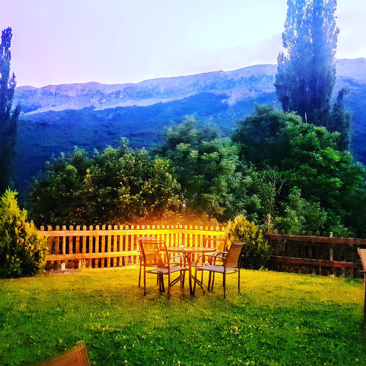 luisemiliofdez's tweet photo. Anochece en uno de mis rincones favoritos #hotelsesue #micocinadesesue 
#buenasnoches #goodnight #bonanit #gabon #boasnoites #bonnenuit #buonasera #boanoite #goedenacht #godnat #godnatt #goddag #dobryvecher #lakunoć #wangDawei #oyasuminasai #night
@ValleBenasque @BalldeBenas https://t.co/80uXkPGAI5