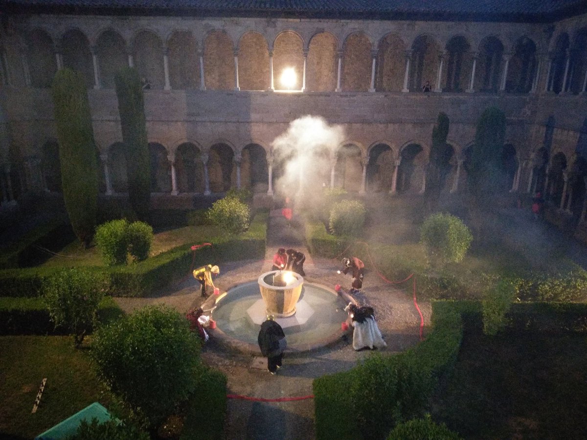 Aj_Ripoll's tweet photo. 🎆⚡Primer dia de "Cels, Inferns i Diables" foc i fosca al @monestirderipoll + dansa de foc a càrrec dels @diablesderipoll ‼️Un espectacle 🔝🔝🔝
Encara tens l'oportunitat de veure'l els propers 26/07 i el 02/08#Ripolléscultura #Ripolléspatrimoni https://t.co/VphbN6ajMK