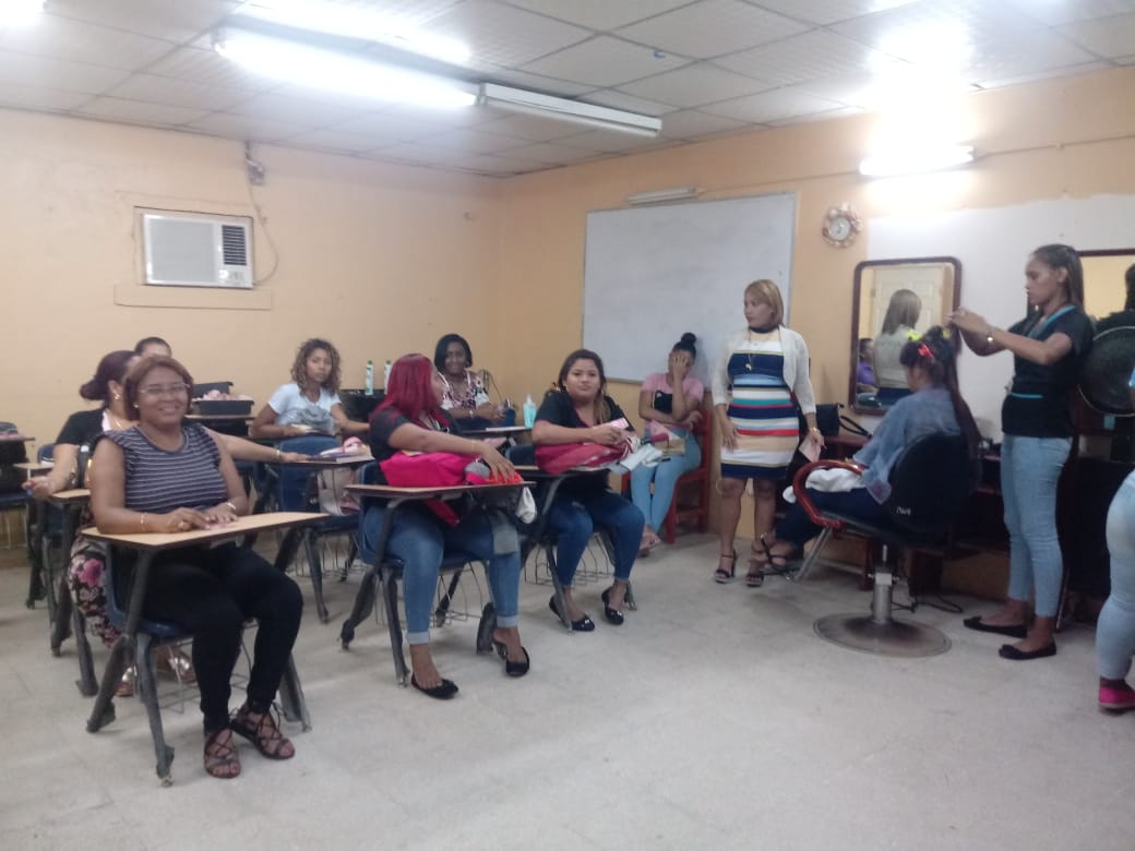 InadehOficial's tweet photo. Con muy buenos resultados se desarrolla la capacitación de un grupo de jóvenes en el área de Belleza en el Centro Marco Antonio Pereira de Colón. El curso lo imparte la instructora Katherine Quirós en un aula completamente renovada y equipada. #UnModernoINADEH @CortezDelfia https://t.co/6vaVSX29Uu