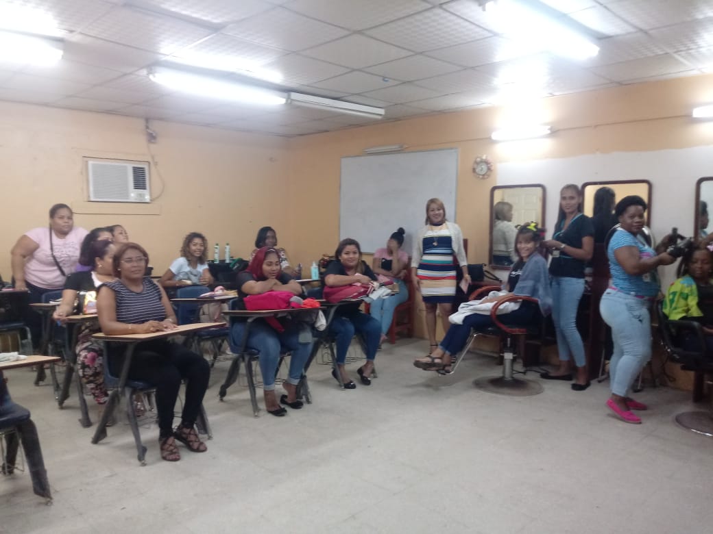 InadehOficial's tweet photo. Con muy buenos resultados se desarrolla la capacitación de un grupo de jóvenes en el área de Belleza en el Centro Marco Antonio Pereira de Colón. El curso lo imparte la instructora Katherine Quirós en un aula completamente renovada y equipada. #UnModernoINADEH @CortezDelfia https://t.co/6vaVSX29Uu