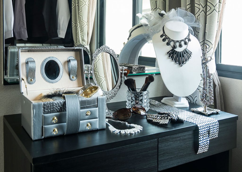 EmpirePawn's tweet image. Enjoy the July issue of Empire Jeweler's Newsletter! This month, keep your jewelry secure and organized with every day items while traveling. Plus, learn the benefits of insuring your jewelry....#empirejewelers #jewelrynews #jewelrynewsletter #empirepawn ow.ly/V15d30p7fH2