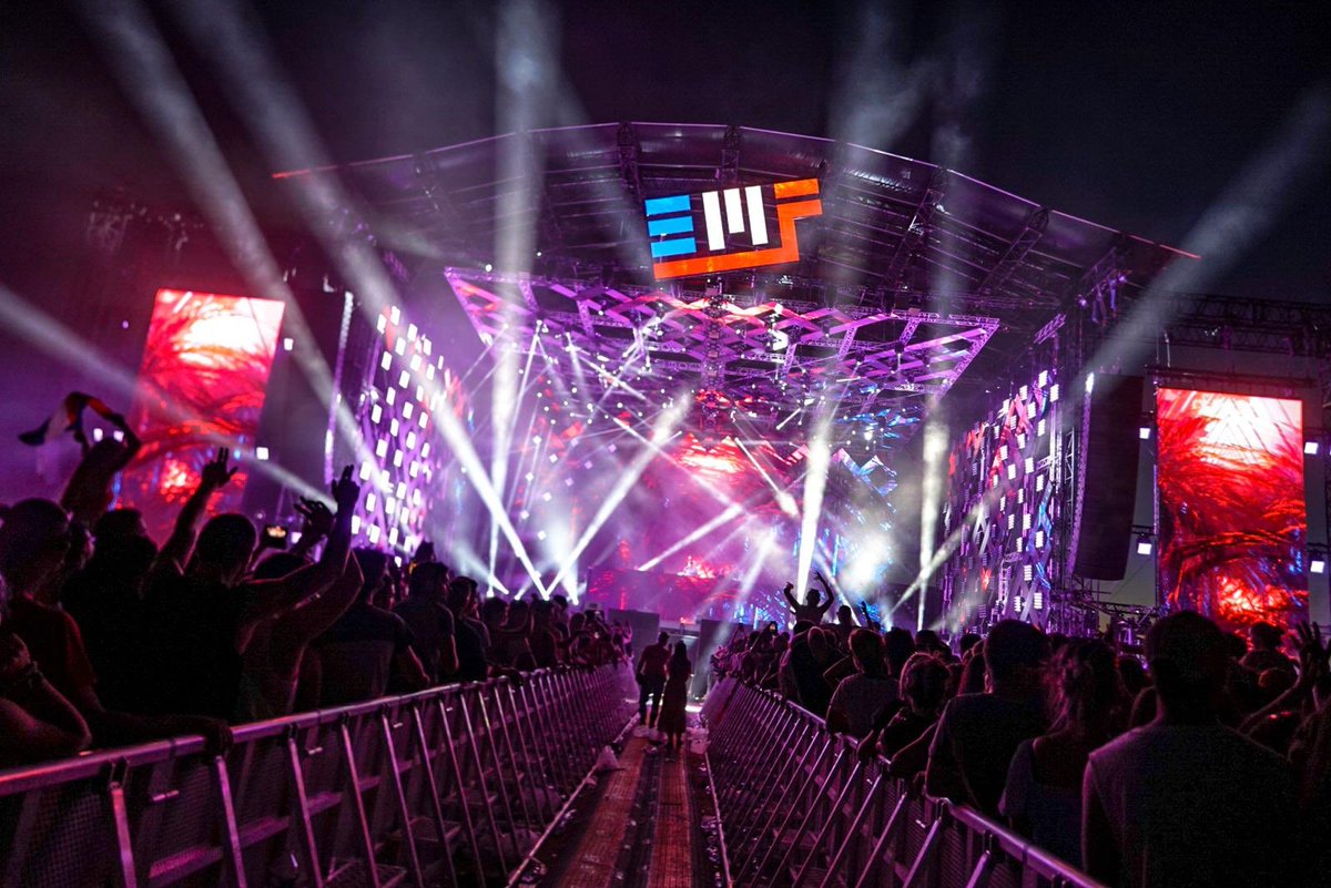 funradio_fr's tweet photo. π Vous aimez la scΓ¨ne de lβ@electrobeach la nuit ? π #FunRadioEMF https://t.co/E6csyUBS2k