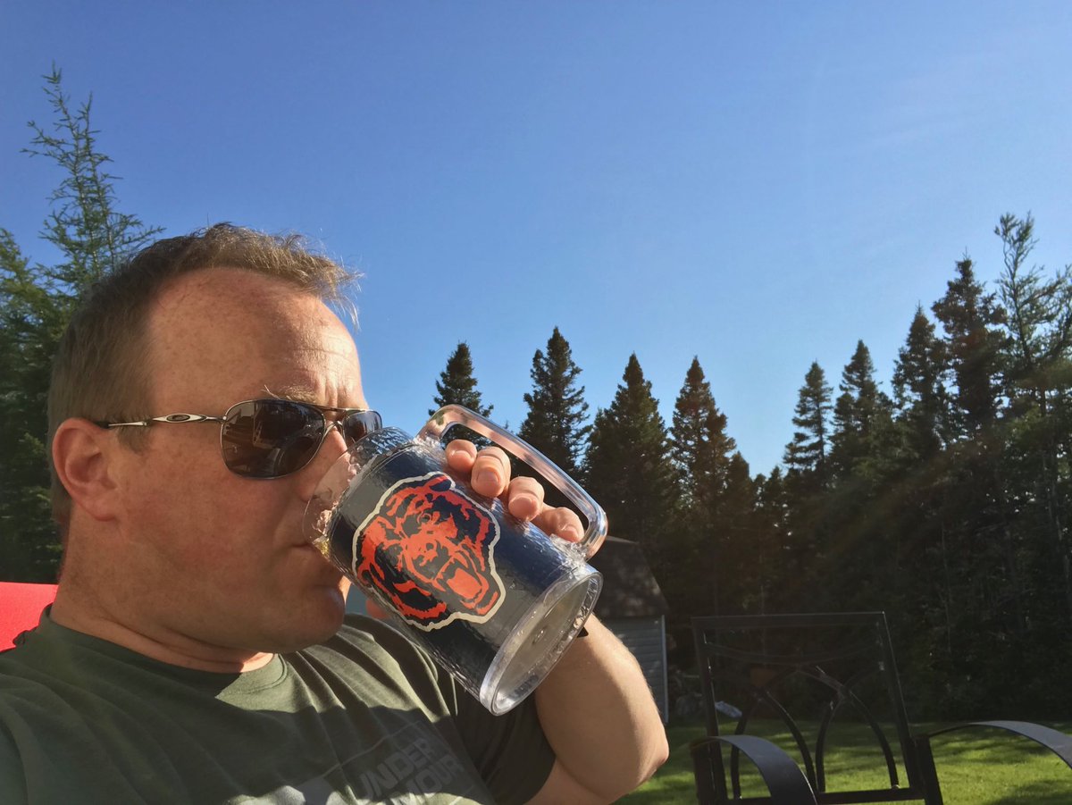 JoeMaynard14's tweet photo. Finally get a nice evening to enjoy some cold ones on the patio #cmonsummer #DaBeers https://t.co/3ZIMZ7aAaD