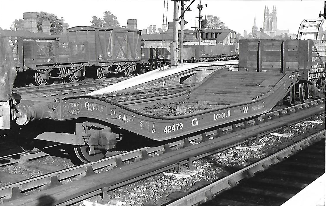 SalopianLyne's tweet photo. #WagonArchive No.233 : GWR Great Western Railway 20 Ton Lowmac Loriot N wagon 42479 built at Swindon in 1940. GW livery in a freight train passing through Leamington Spa 1/9/48 #GWR #BritishRailways #GreatWestern #Wagons #Swindon #Leamington #trainspotting #Lowmac 🤓 https://t.co/Kg5p2Oo0of
