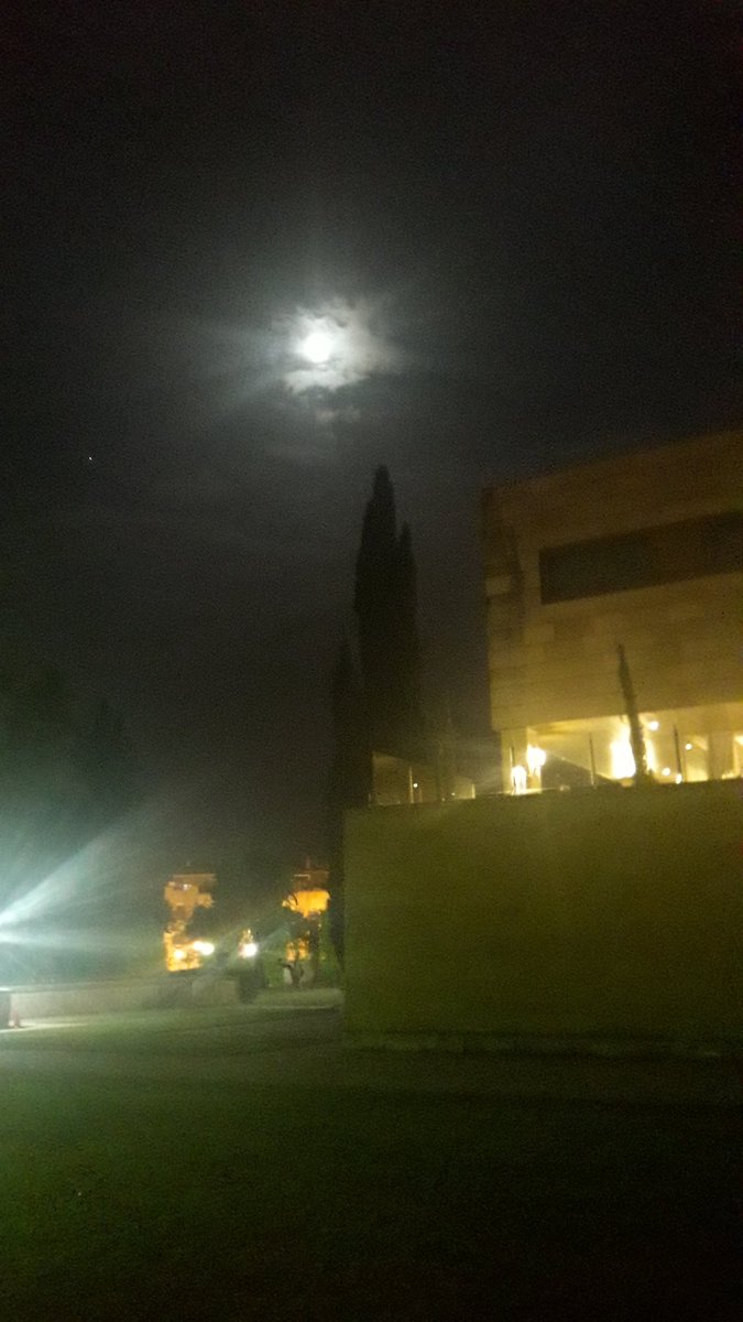 El día se acaba 
Mañana nos vemos aquí en #CafeCandela 
El último que apague la Luna