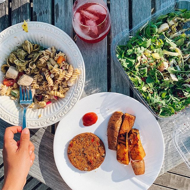 talia_pollock's tweet photo. Oh my how al fresco lunch leftovers are the ultimate bestovers!!! 🤩🍠🥗🍅⠀
⠀
(Plants you’re peepin 👀: leftover Greek pasta salad from my upcoming #partyinmyplantsbook WOOO !!!, leftover soy sauce grilled tofu, leftover grilled sweet taters and veg b… https://t.co/TO5FiJUL0e https://t.co/hua0UqsX5Y