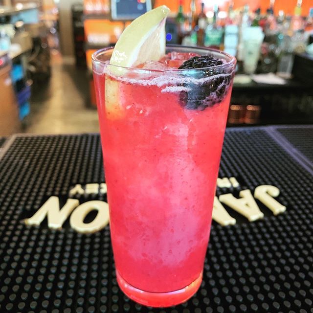 Kickstarting the weekend right with a BlackBerry Lemonade....if ya haven’t heard, we’ve now got a full bar...cheers!
#handlebarchico #cocktails #happyhour #wateringholefortownies