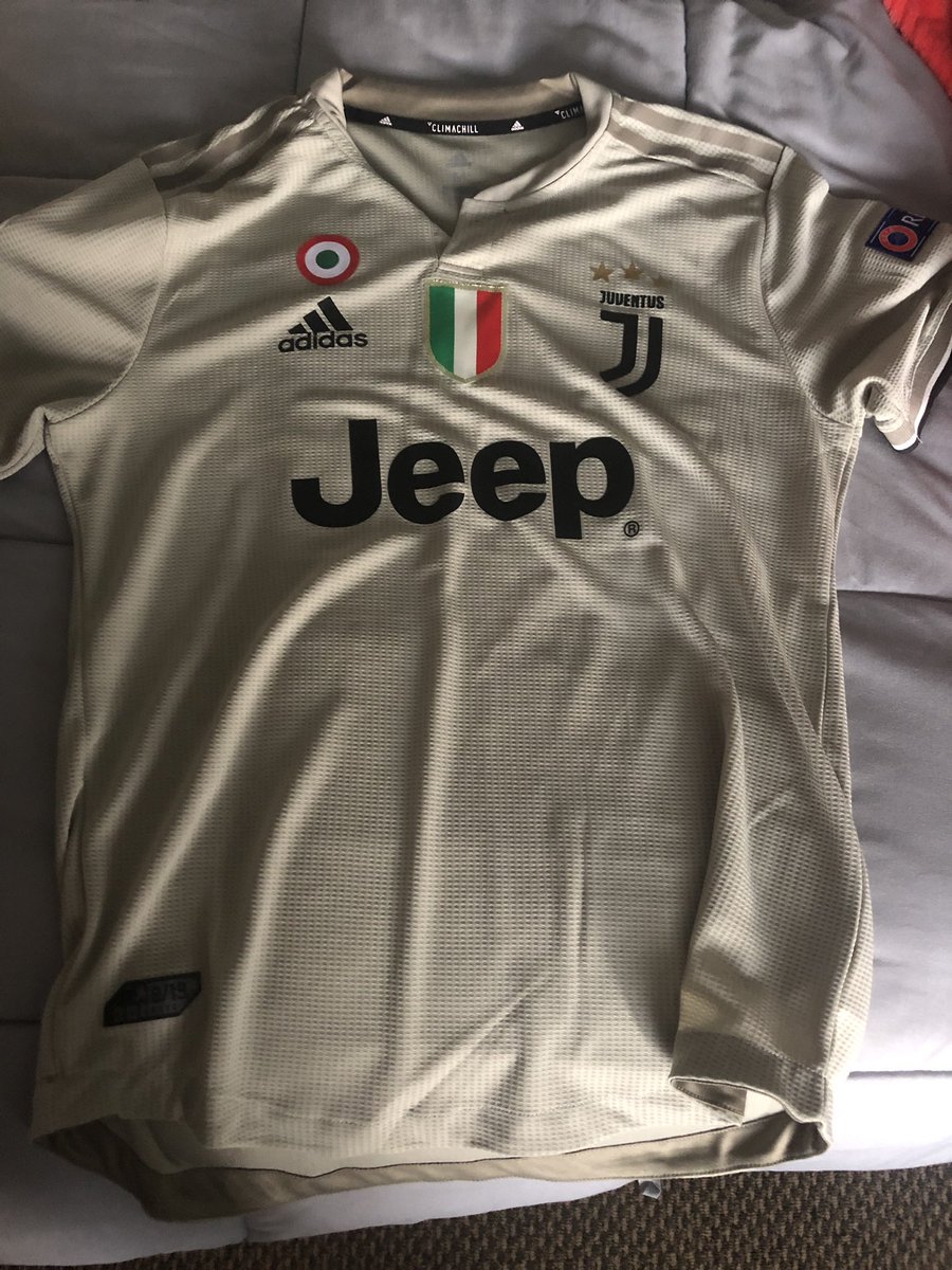 LoglcalThesis's tweet photo. GIVEAWAY! Since De Ligt is coming in I decided to do a giveaway for one Medium CR7 away kit. The kit is player cut so will fit smaller then the medium. Follow me, retweet &amp; like this post for entry. Winner chosen next Sat. July 20th #ForzaJuve https://t.co/cMKXIBP6Bz