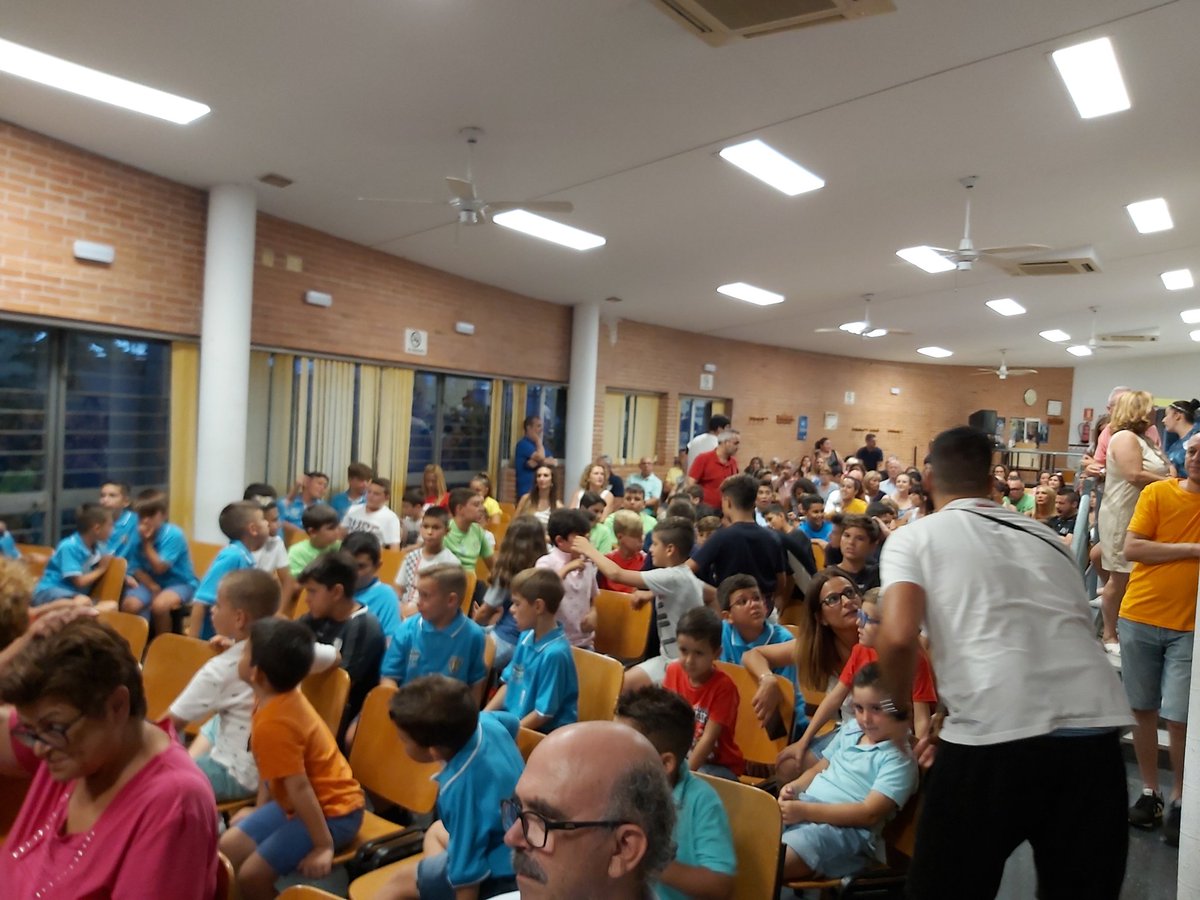 granadian22's tweet photo. Hoy he estado con @ParadasRomero en la entrega de trofeos del @CDGironFS
Enhorabuena a todos los premiados.
Gracias @javifontalba por la invitación. Sois muy grandes!!! https://t.co/BTt35MuuUY