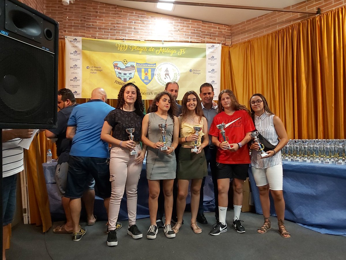 granadian22's tweet photo. Hoy he estado con @ParadasRomero en la entrega de trofeos del @CDGironFS
Enhorabuena a todos los premiados.
Gracias @javifontalba por la invitación. Sois muy grandes!!! https://t.co/BTt35MuuUY