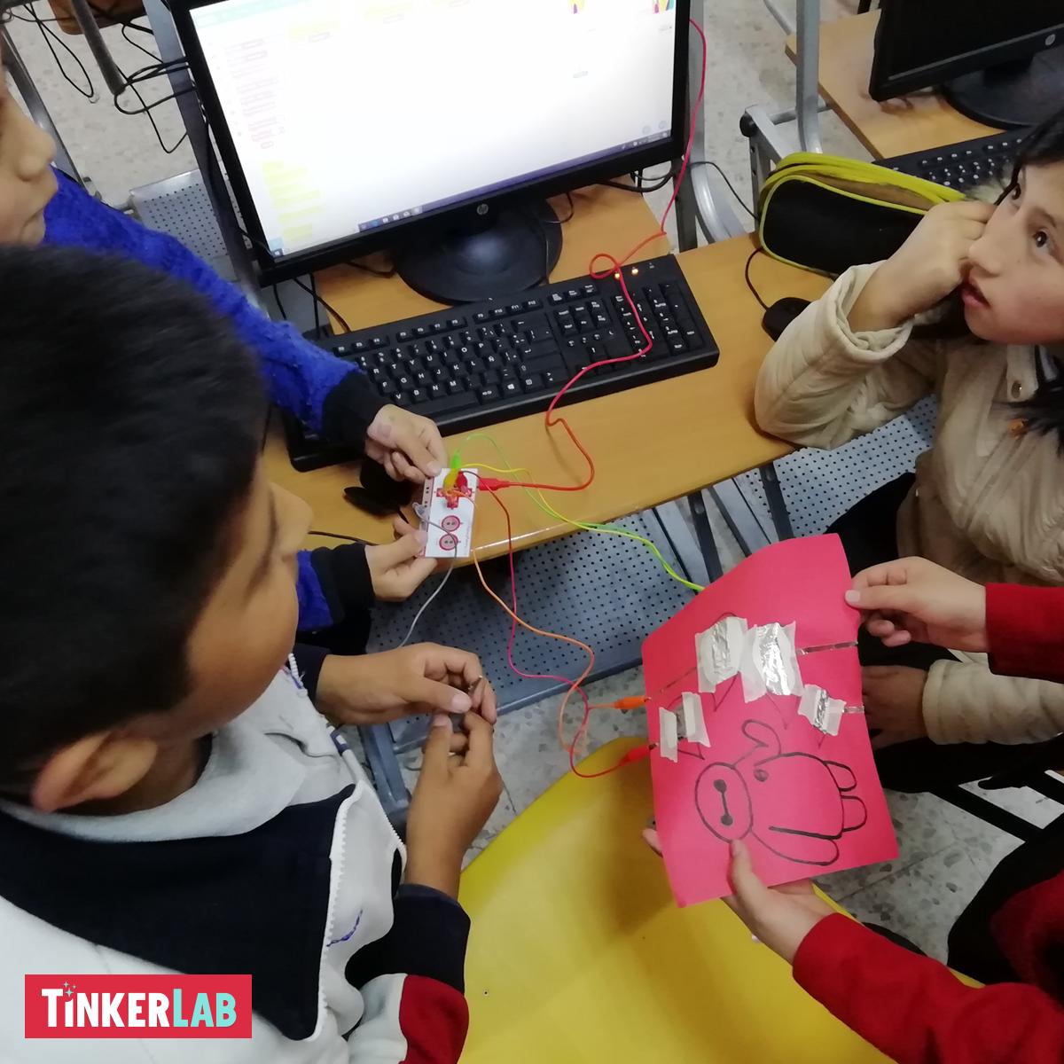 chicos_net's tweet photo. En #TinkerLab, alumnos y alumnas, crean un dibujo sonoro poniendo en juego habilidades
vinculadas con la #programación, el armado de circuitos y la manipulación de materiales
conductivos. #CompromisoDisney @chicos_net @HacedoresCom @instcrescer https://t.co/ztm2OpkejA